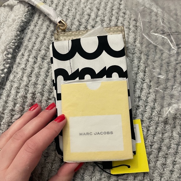BRAND NEW MARC JACOBS MONOGRAM LEATHER WRISTLET. - Picture 7 of 9